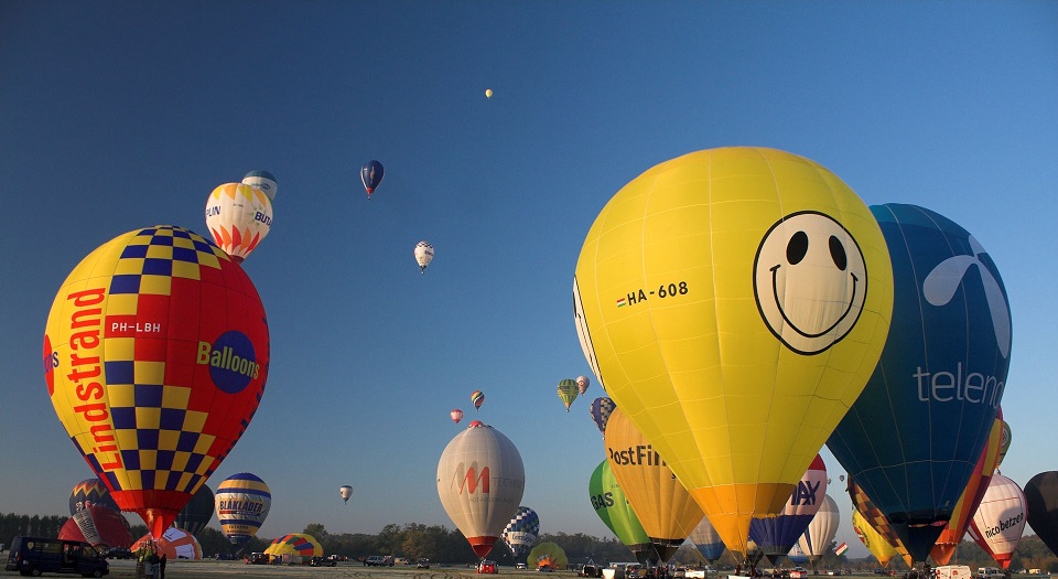 Romantikus hőlégballon repülés naplementében