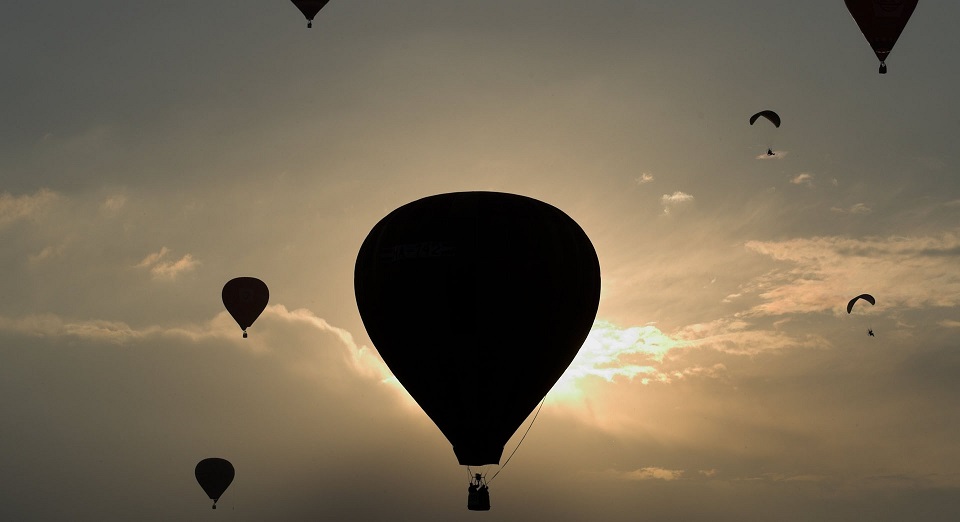 Kikötött hőlégballon lebegése a rendezvény felett