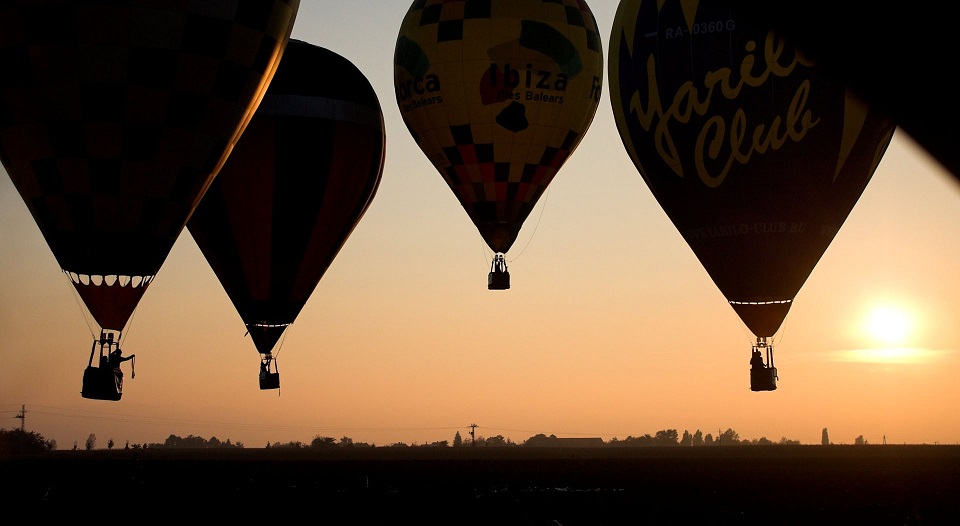 Esti függeszkedés, a ballon mint óriási világító lampion