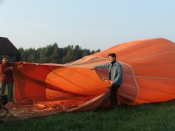 Hőlégballon landolás utáni összecsomagolás